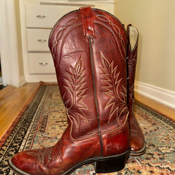 Cherry Brown Cowboy & Western Boots with Leather Material and Pointed Toe - Picture 4 of 6